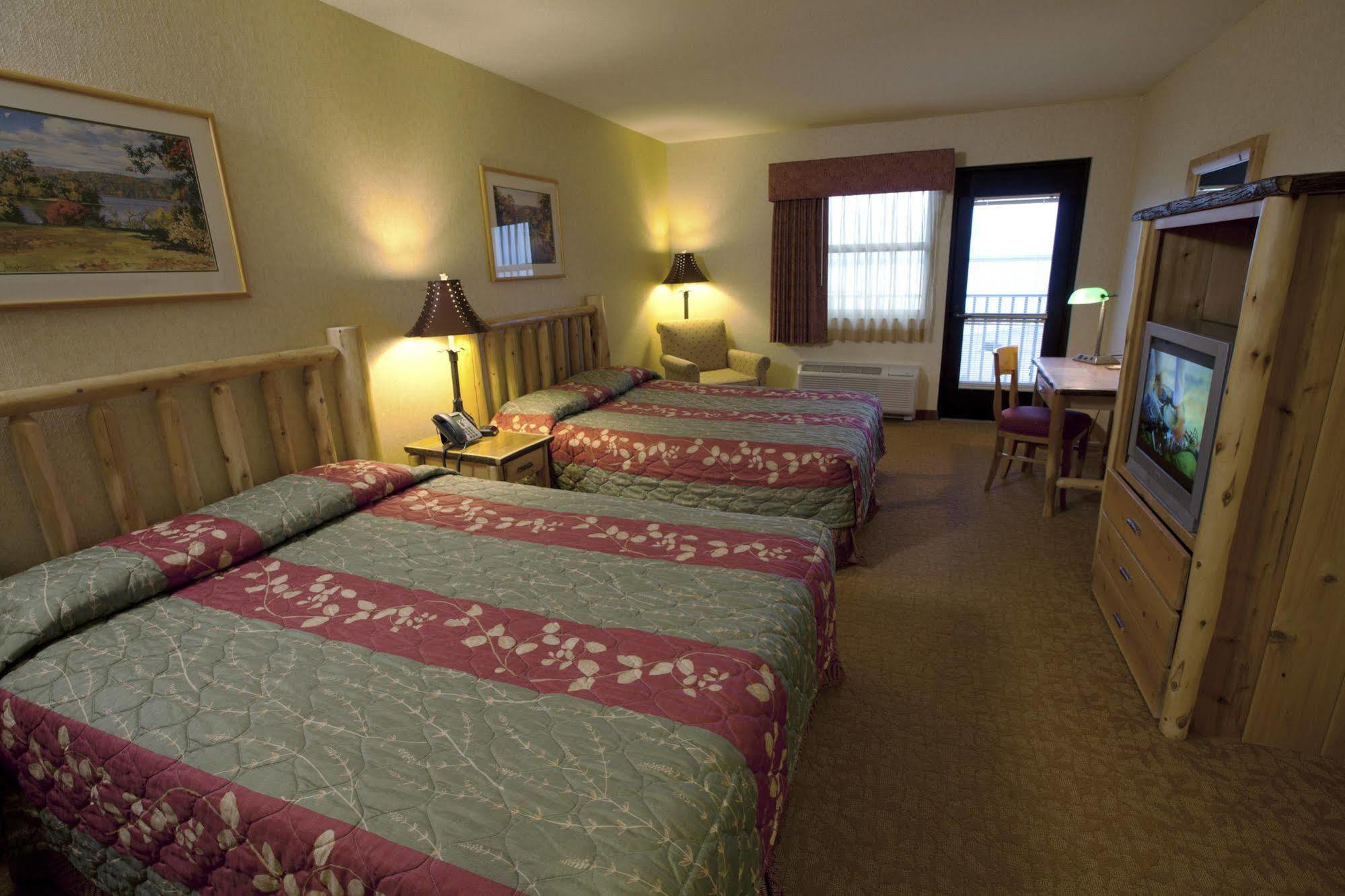 Kewadin St. Ignace Hotel Evergreen Shores Bagian luar foto
